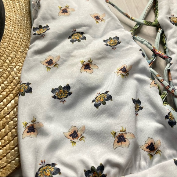 Agua Bendita 🌸 Floral Deep V-Neck Cheeky One Piece - Picture 12 of 16